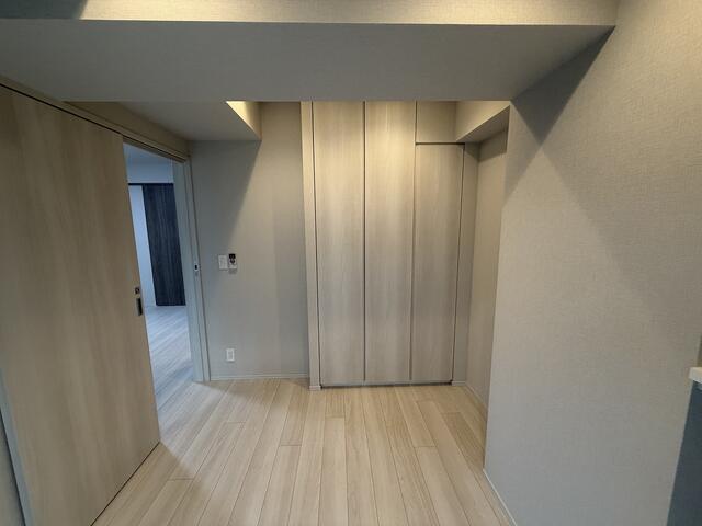 235000