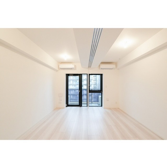 183000