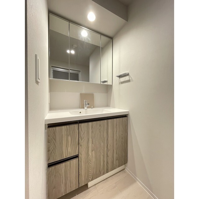 281000
