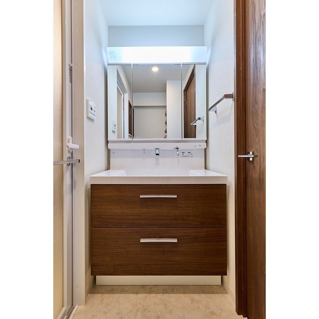 281000